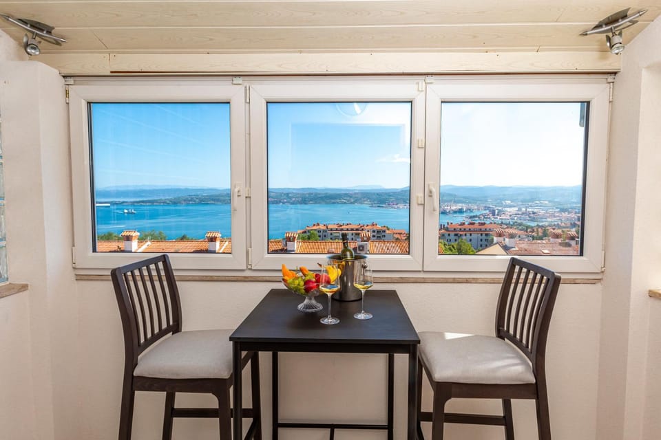 Natural landscape, View (from property/room), Balcony/Terrace, Living room, Seating area, City view, Sea view