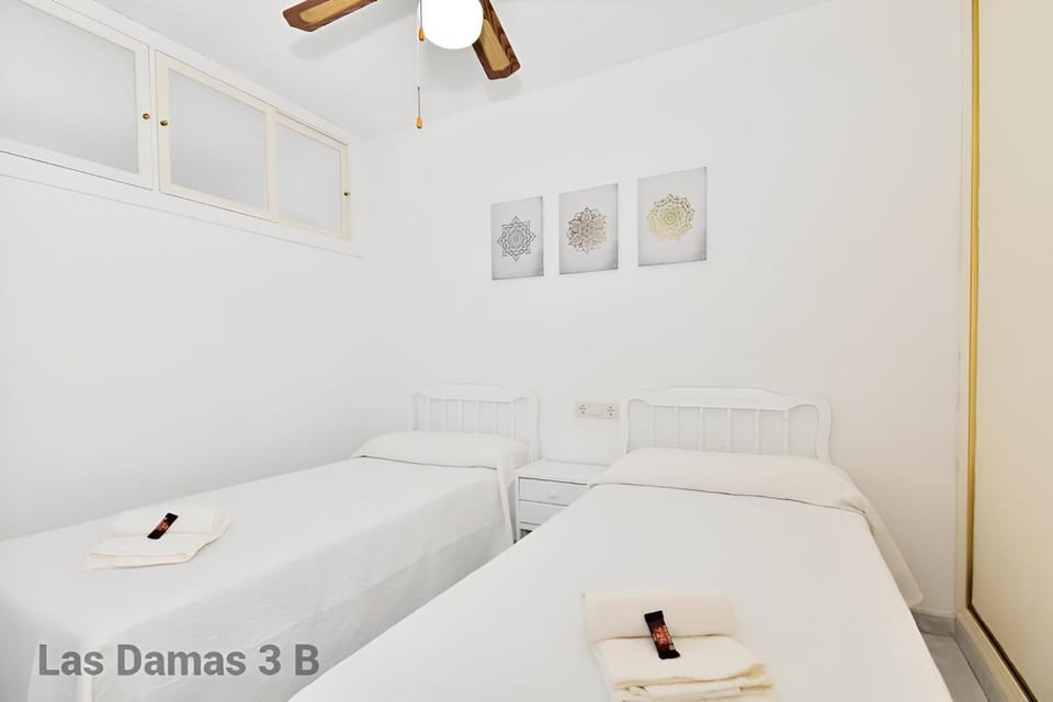 Bed, Photo of the whole room, Bedroom, fireplace