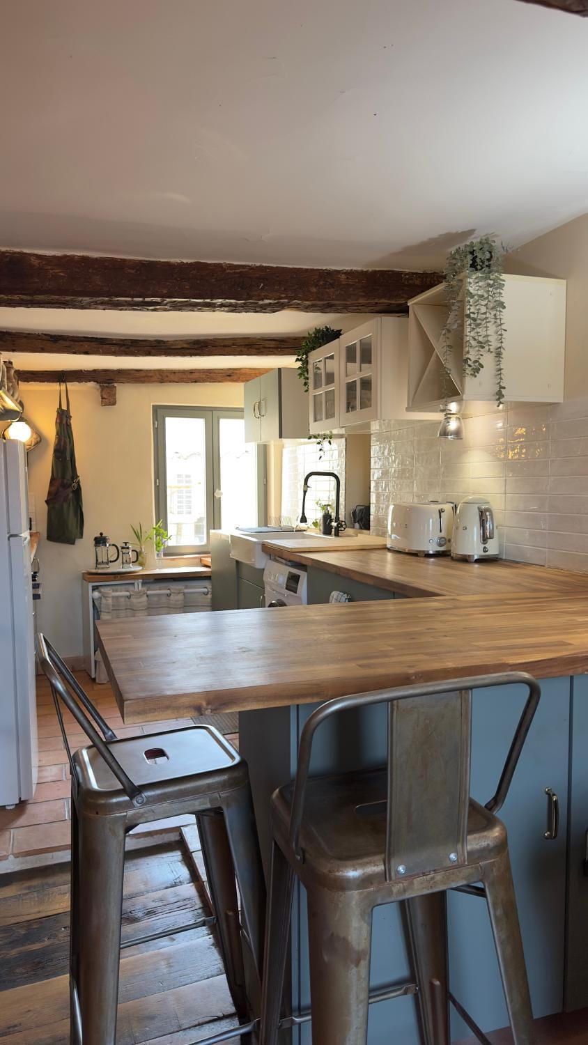 Coffee/tea facilities, Kitchen or kitchenette, Lounge or bar, Dining area