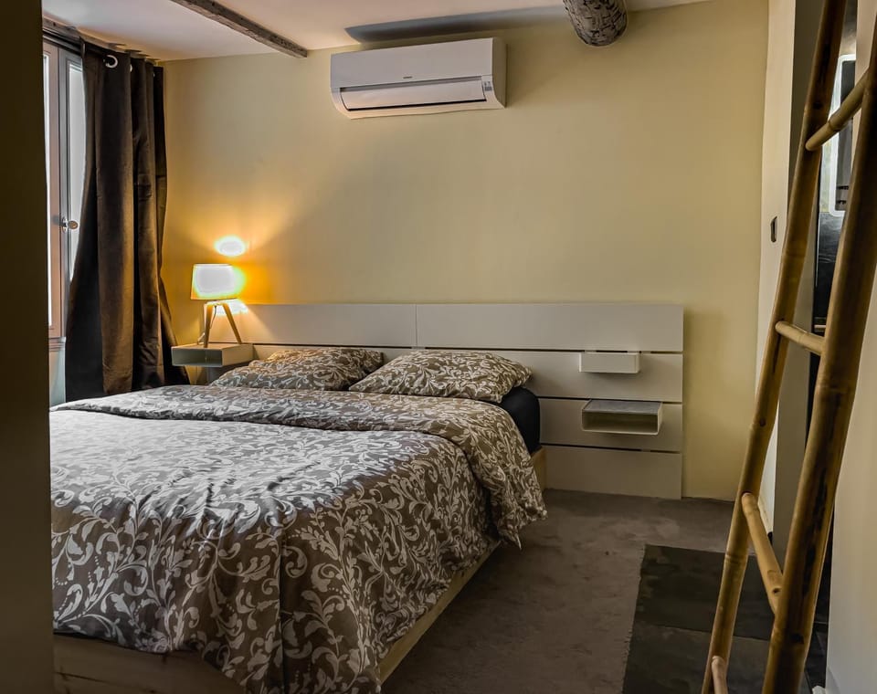 Bed, Bedroom, air conditioner