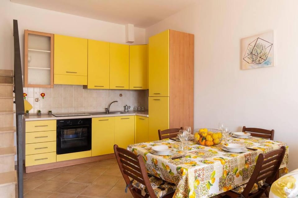 Kitchen or kitchenette, Dining area, pet friendly, stove