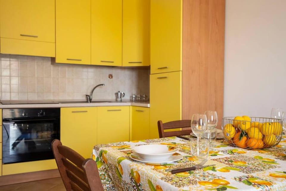 Kitchen or kitchenette, Dining area, pet friendly, stove