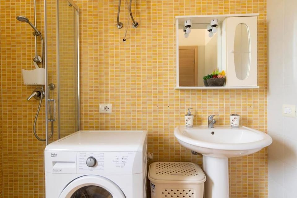 Shower, Toilet, Bathroom, towels, washing machine