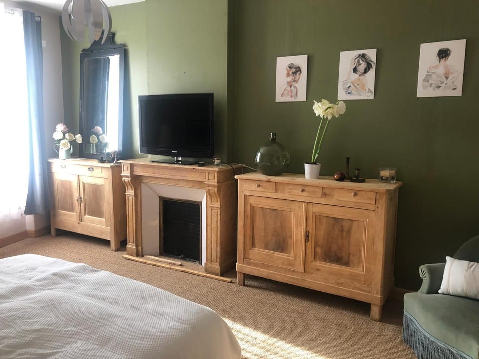 Communal lounge/ TV room, Bed, TV and multimedia, Photo of the whole room, Bedroom