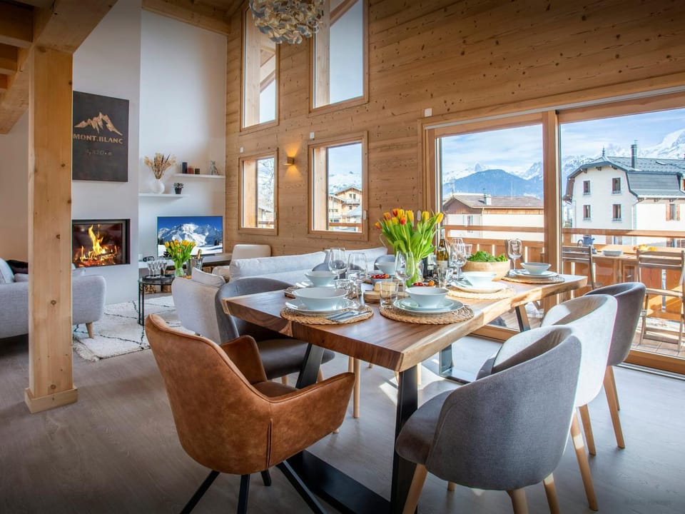 Living room, Dining area, Mountain view