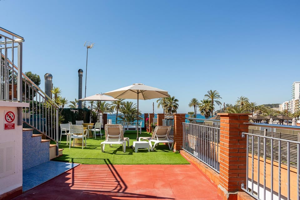 Property building, Balcony/Terrace, Living room