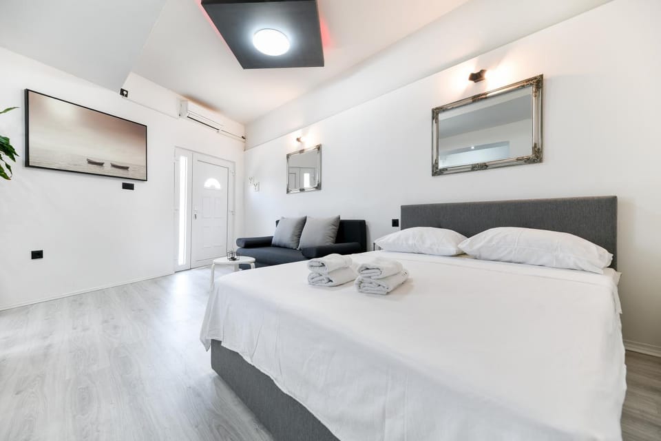 Facade/entrance, Bed, Bedroom