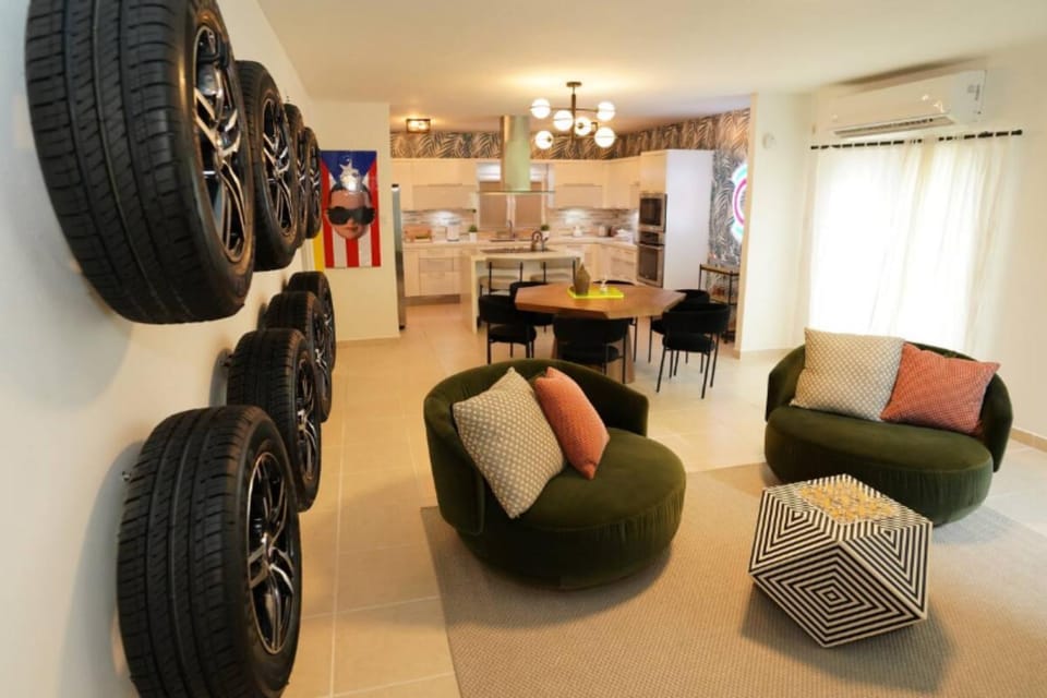Kitchen or kitchenette, Living room, Seating area, Dining area