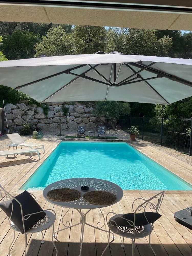 Studio de charme avec piscine Apartment in Fontaine-de-Vaucluse