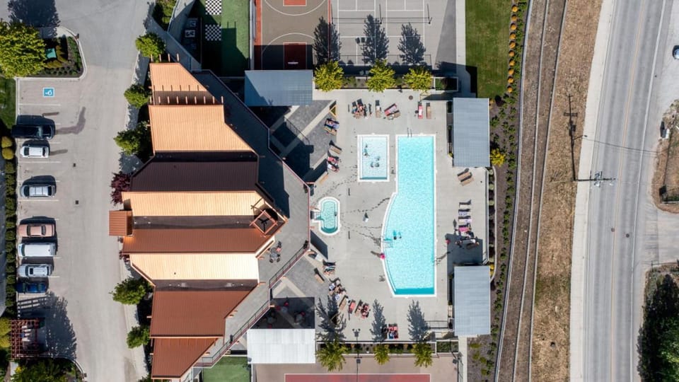 Fabulous Condo at Five Star Resort 209 Apartment in West Kelowna