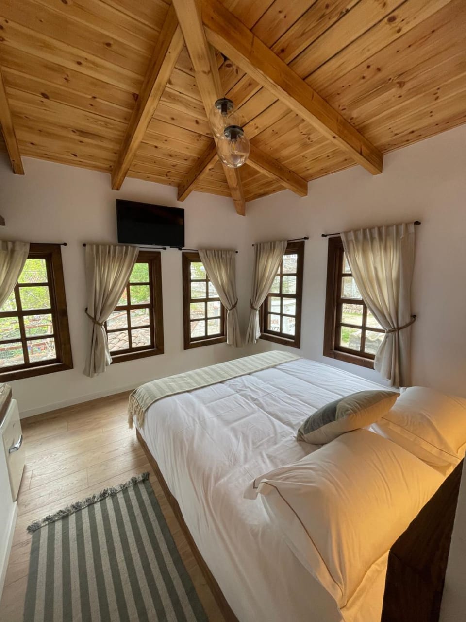 Bed, TV and multimedia, Bedroom