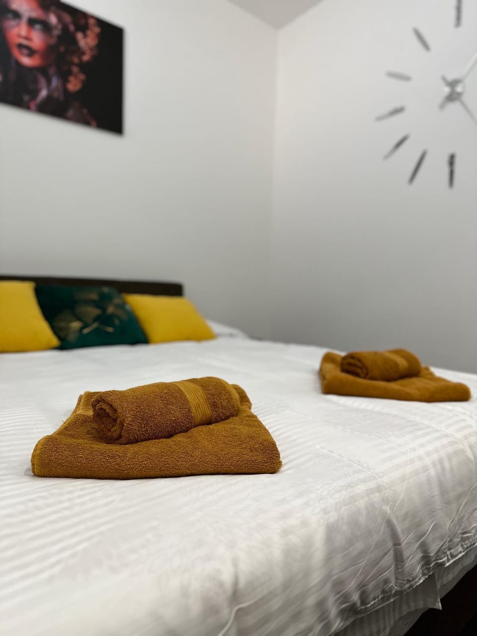 Bed, Photo of the whole room, Bedroom, towels