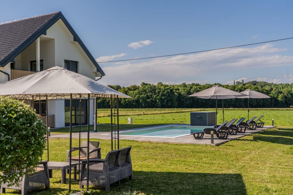 Property building, Patio, Spring, Day, Natural landscape, Garden view, Pool view, Swimming pool, sunbed
