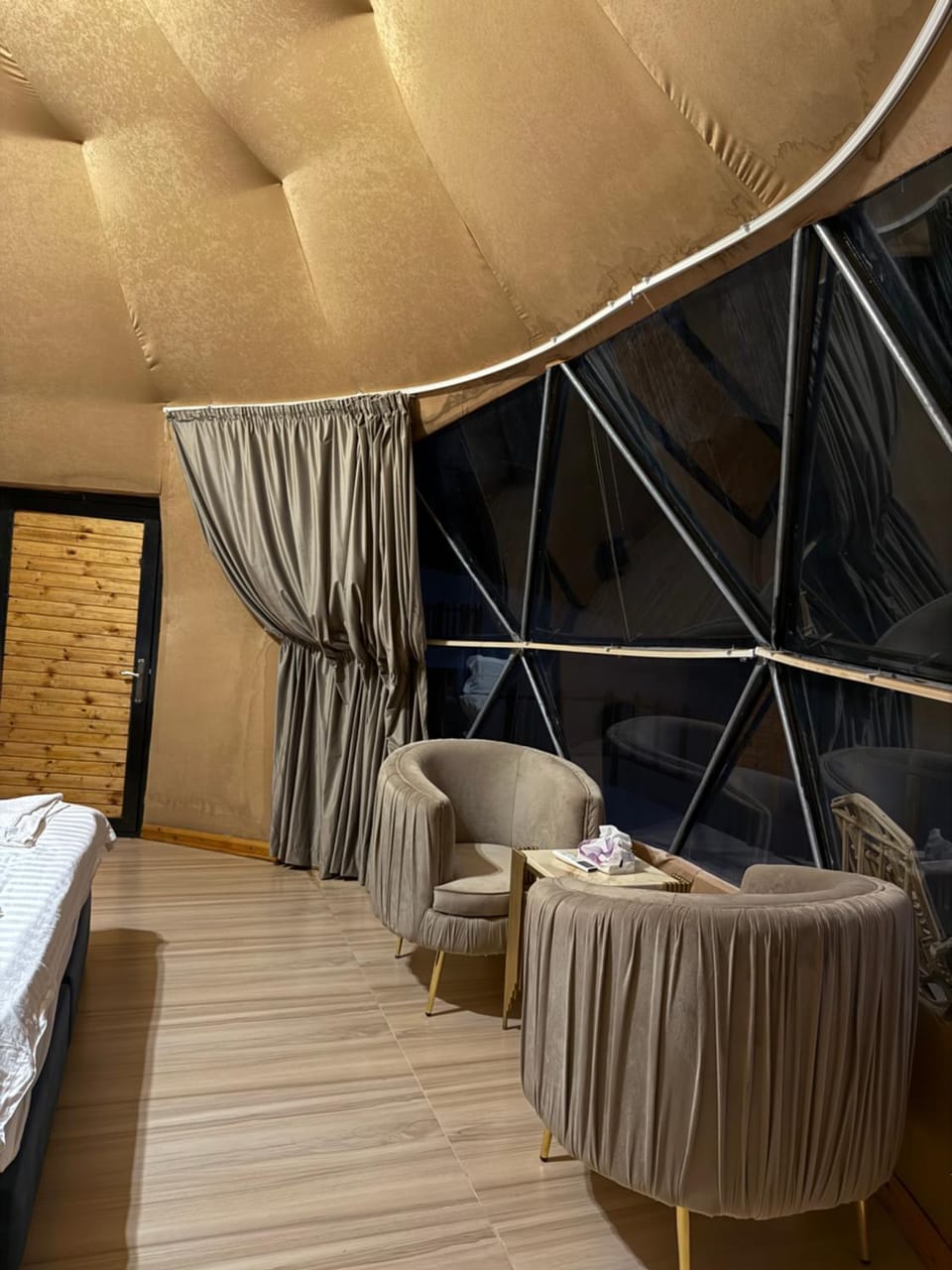Bed, Living room, Photo of the whole room, Seating area, Bedroom