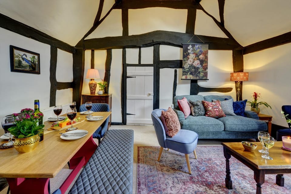 Living room, Food and drinks, Seating area, Dining area