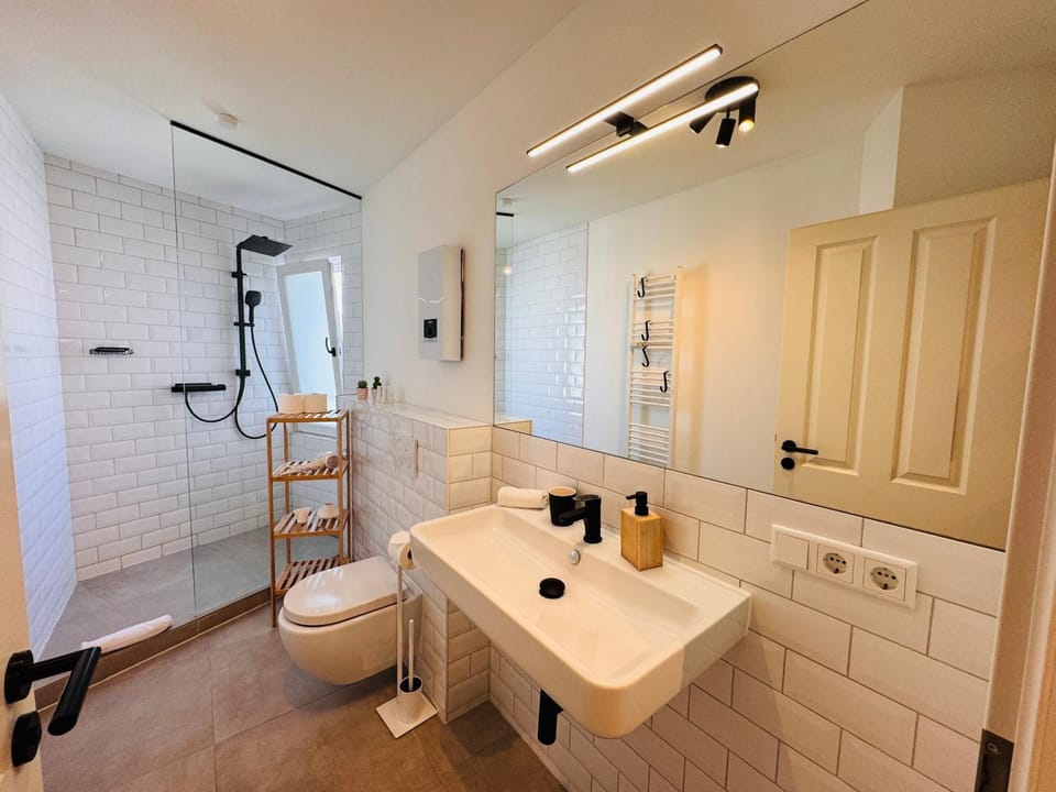 Shower, Toilet, Bathroom, towels