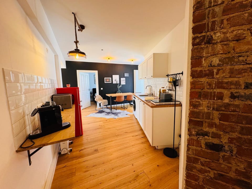 Coffee/tea facilities, Kitchen or kitchenette, Seating area, Dining area, stove, toaster