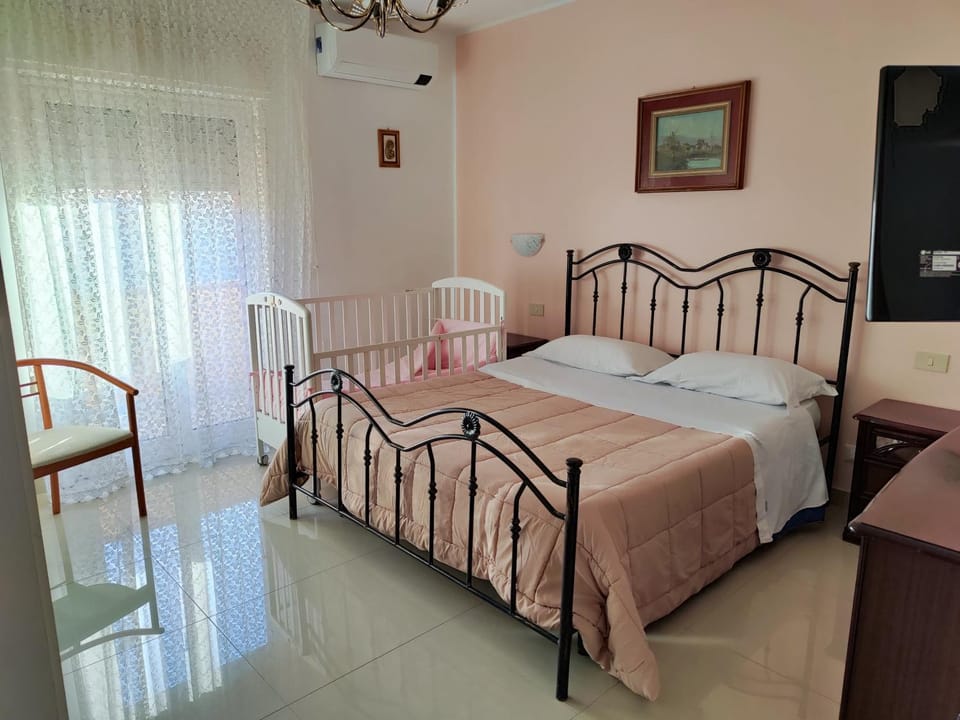 Bed, Photo of the whole room, Bedroom, air conditioner, air conditioner
