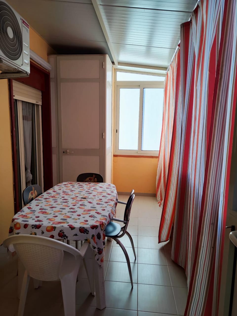 Seating area, Dining area