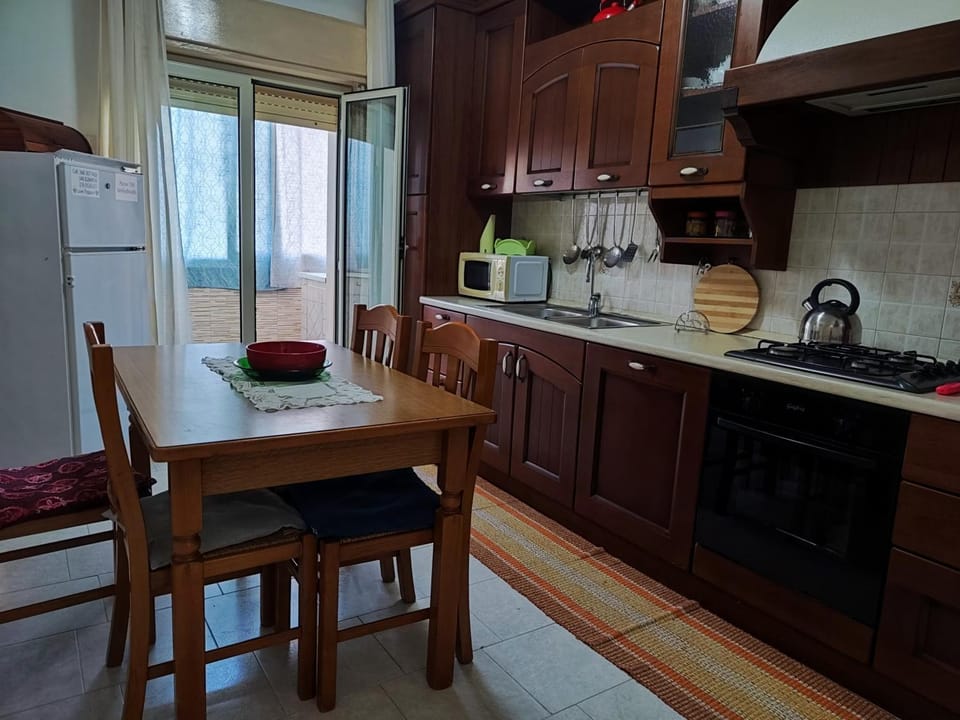 Kitchen or kitchenette, Dining area, minibar, pet friendly, stove