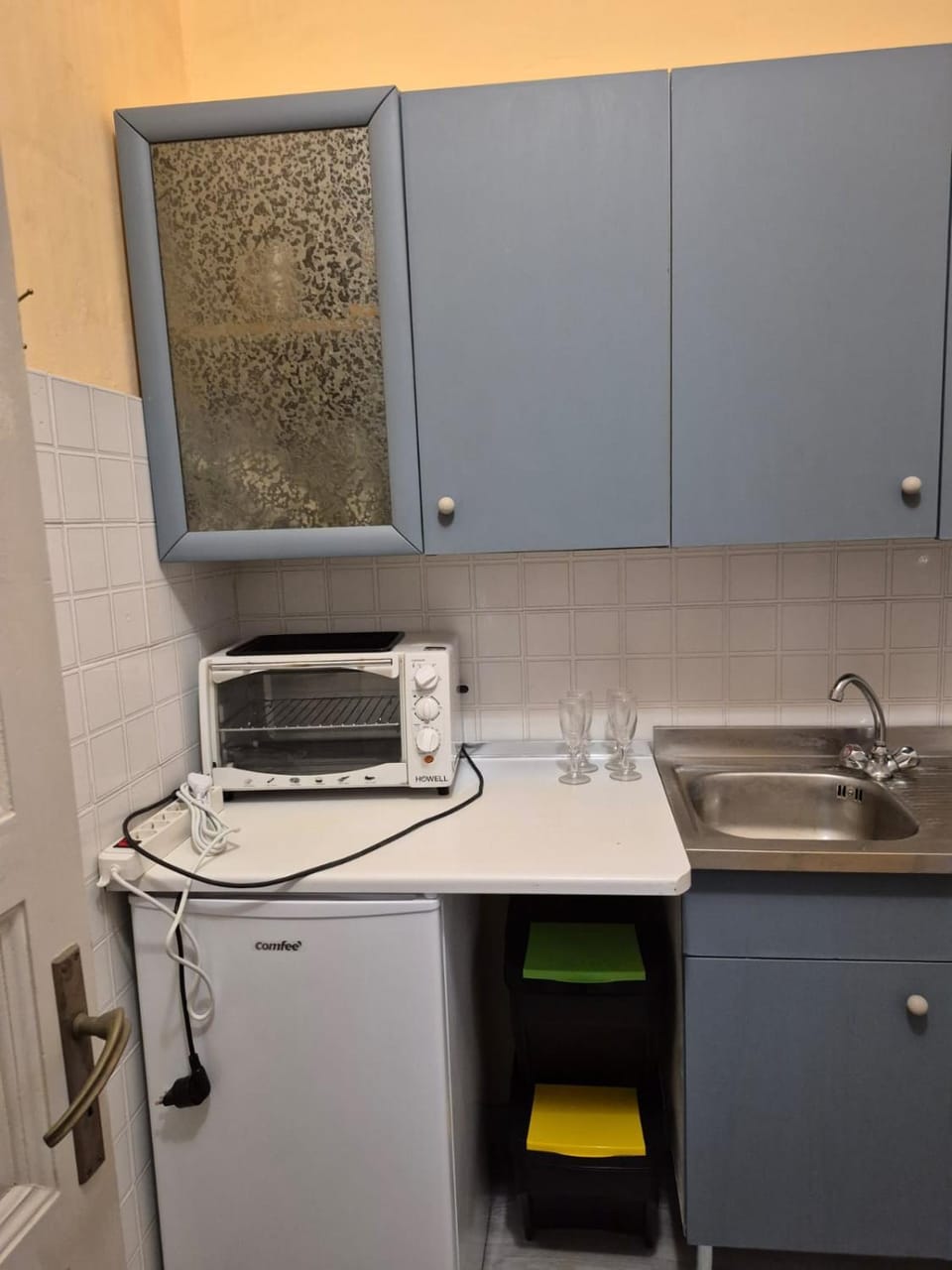 Kitchen or kitchenette, minibar