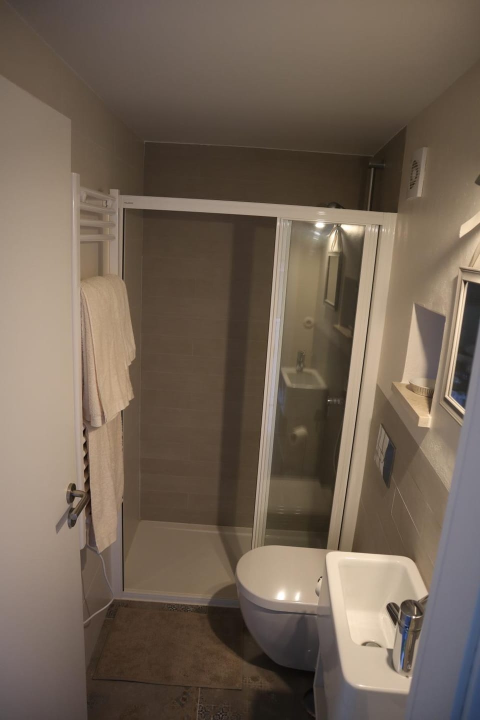Toilet, Bathroom, towels
