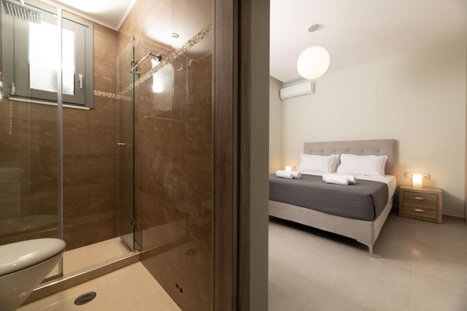 Shower, Bed, Bathroom, Photo of the whole room, Bedroom, towels