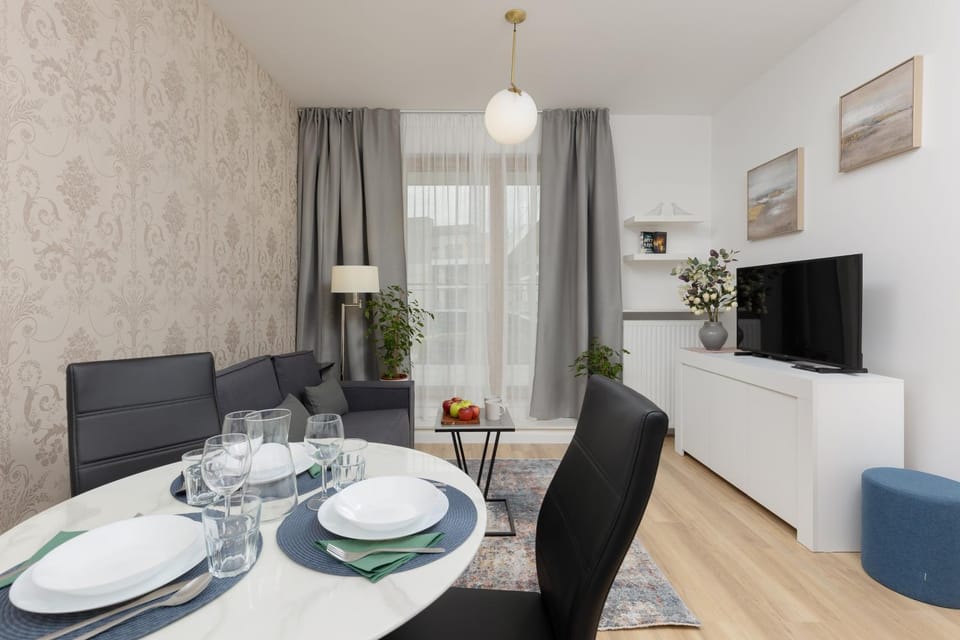 TV and multimedia, Living room, Seating area, Dining area