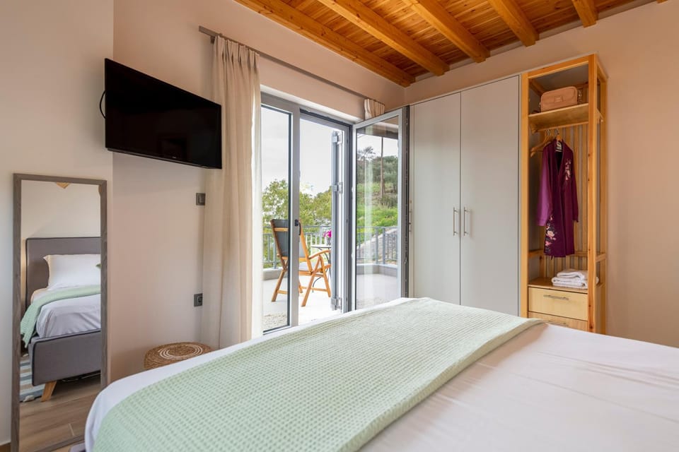 Communal lounge/ TV room, Photo of the whole room, Bedroom, towels, wardrobe