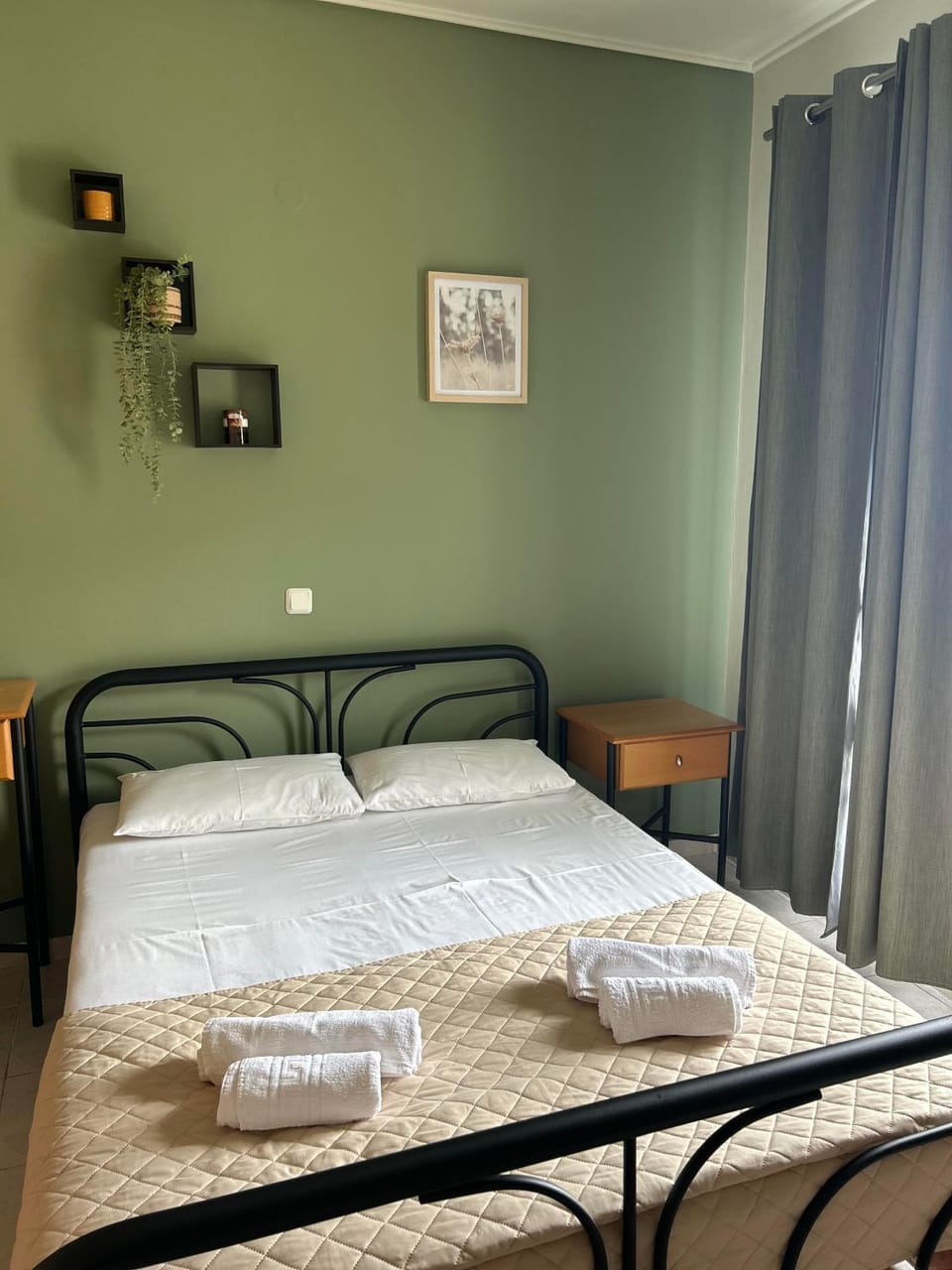 Photo of the whole room, Bedroom, towels