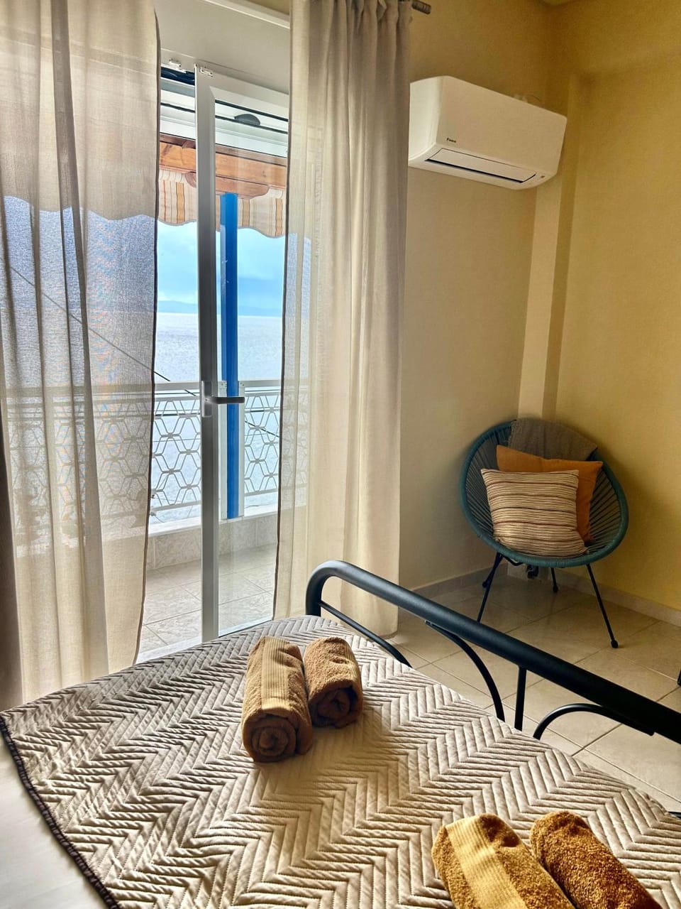 towels, air conditioner