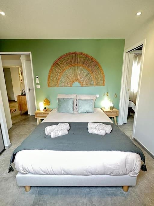 Bed, Photo of the whole room, Bedroom, towels
