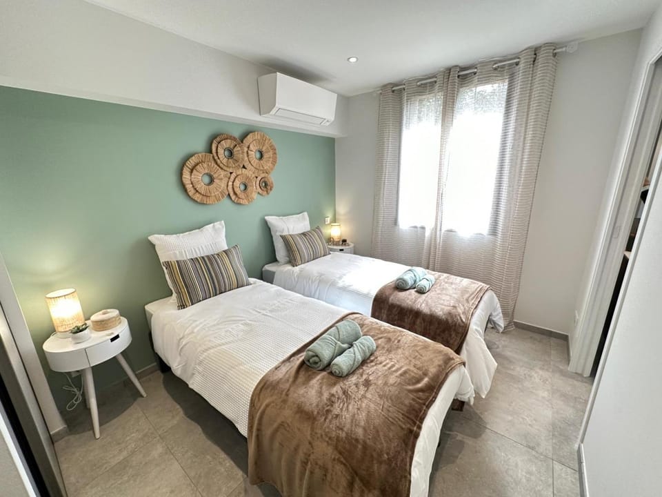 Bed, Photo of the whole room, Bedroom, internet, towels, wardrobe, air conditioner