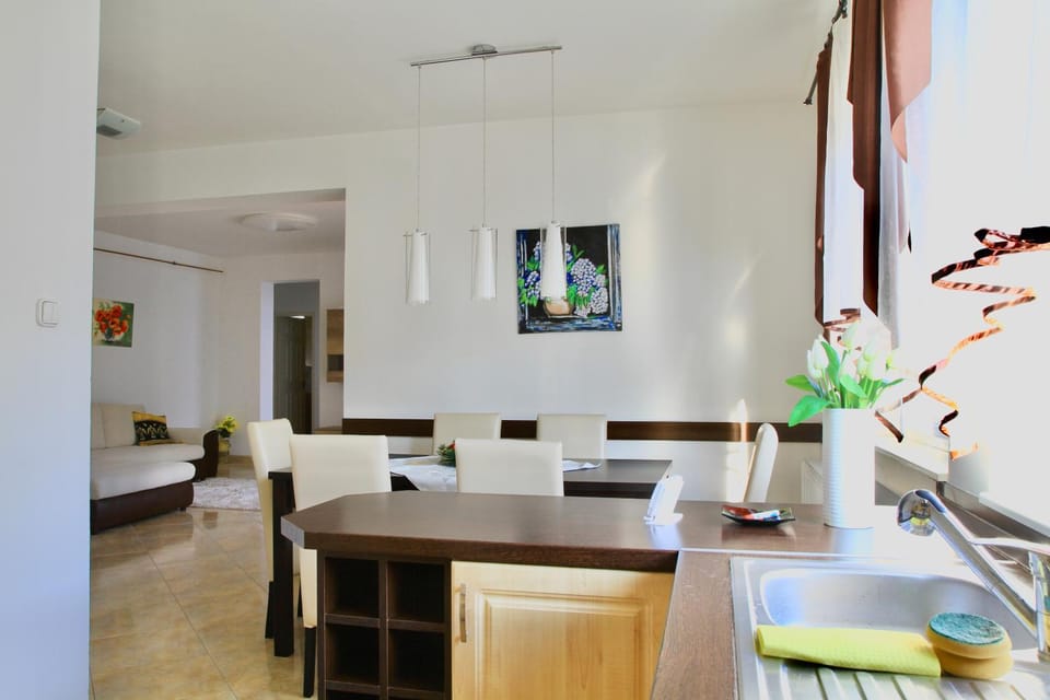 Dining area, kitchen