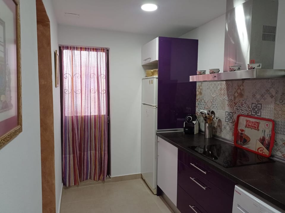 Coffee/tea facilities, Kitchen or kitchenette, stove