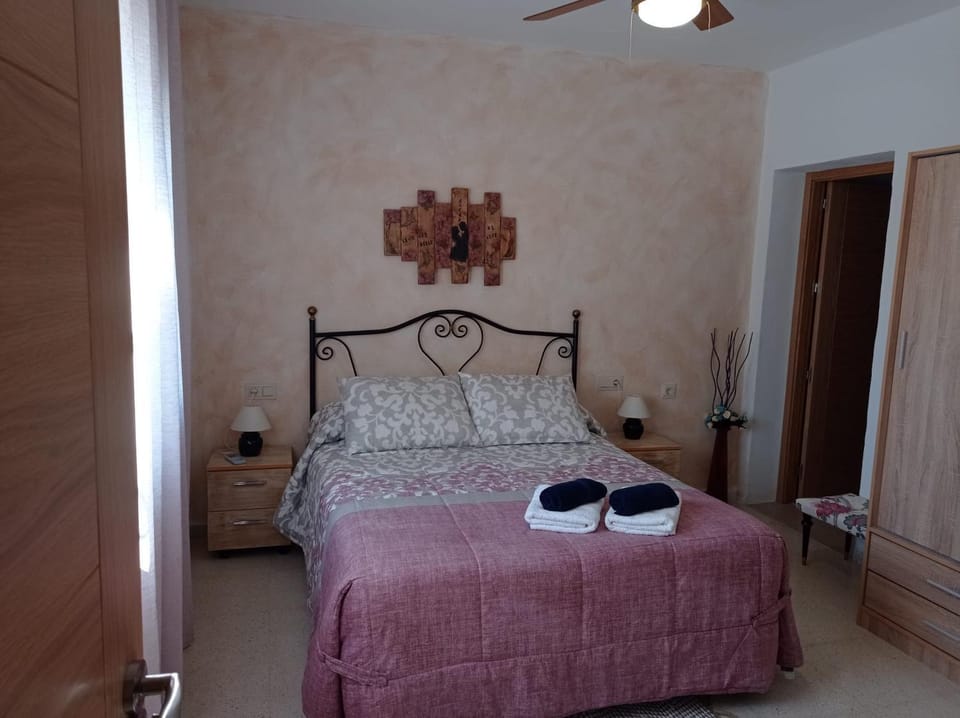 Photo of the whole room, Decorative detail, Bedroom, furniture, towels