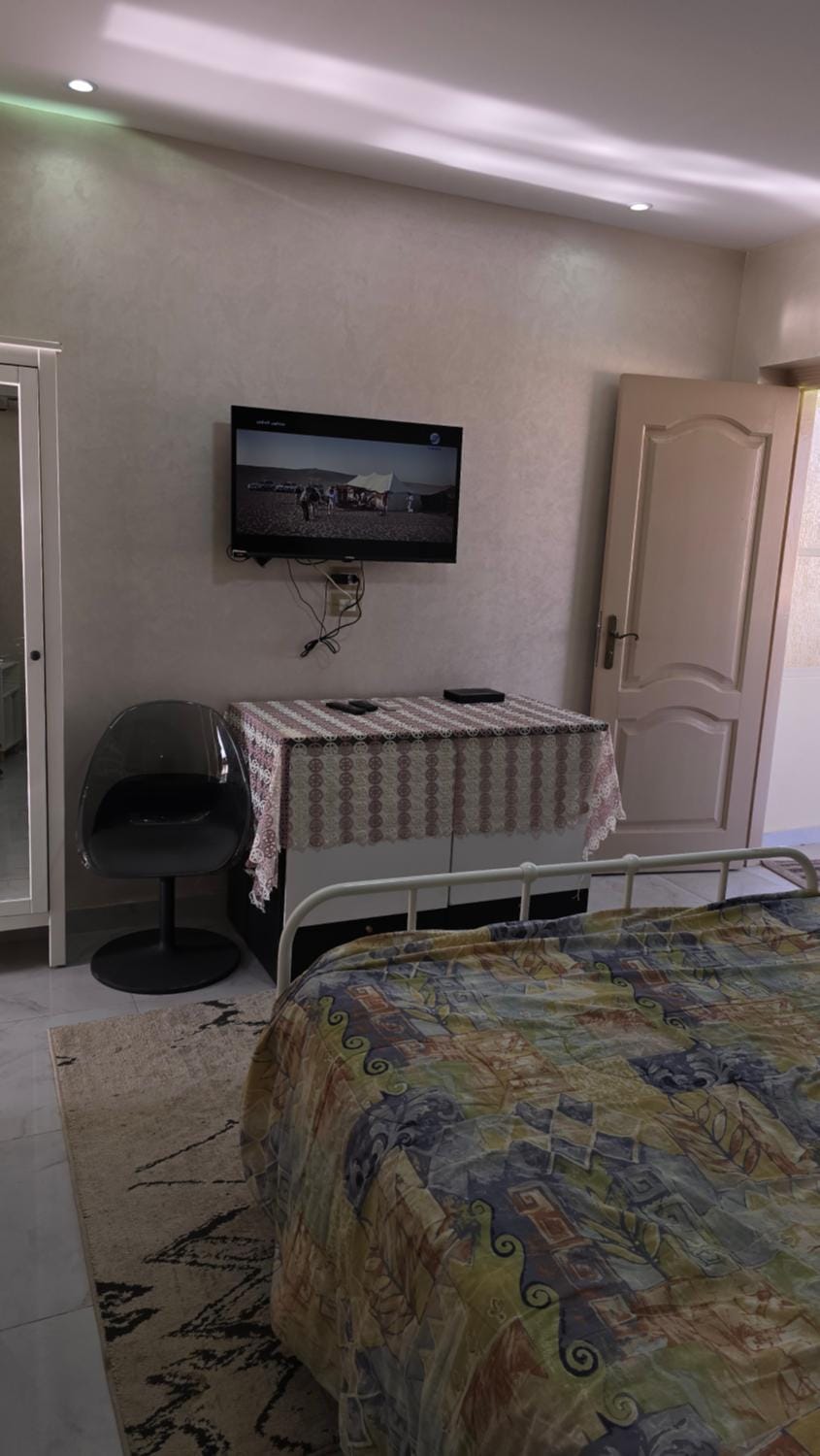 Bed, TV and multimedia, Bedroom