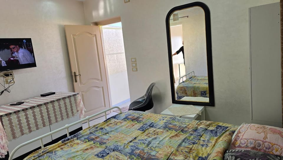 Bed, TV and multimedia, Bedroom, Guests, wardrobe