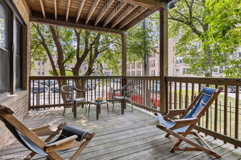 Wrigleyville Home away from Home! 5 mins from downtown! steps from Lake!! Cozy! Apartment in Chicago