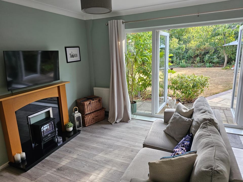 TV and multimedia, Living room, Seating area, Evening entertainment, Garden view