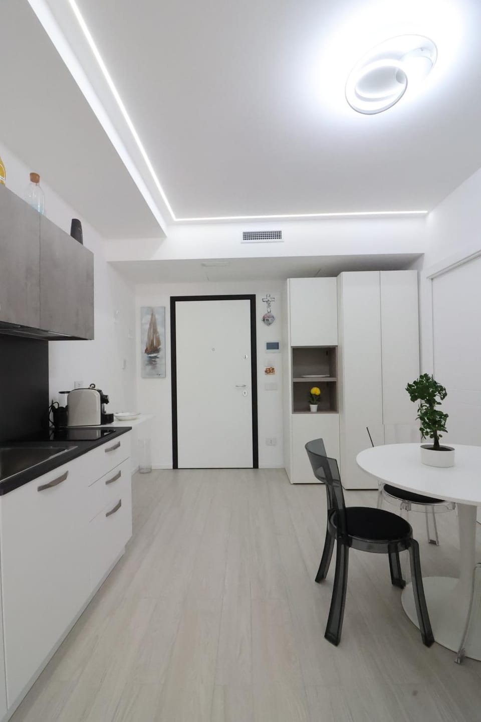Kitchen or kitchenette, Dining area, minibar, oven, stove