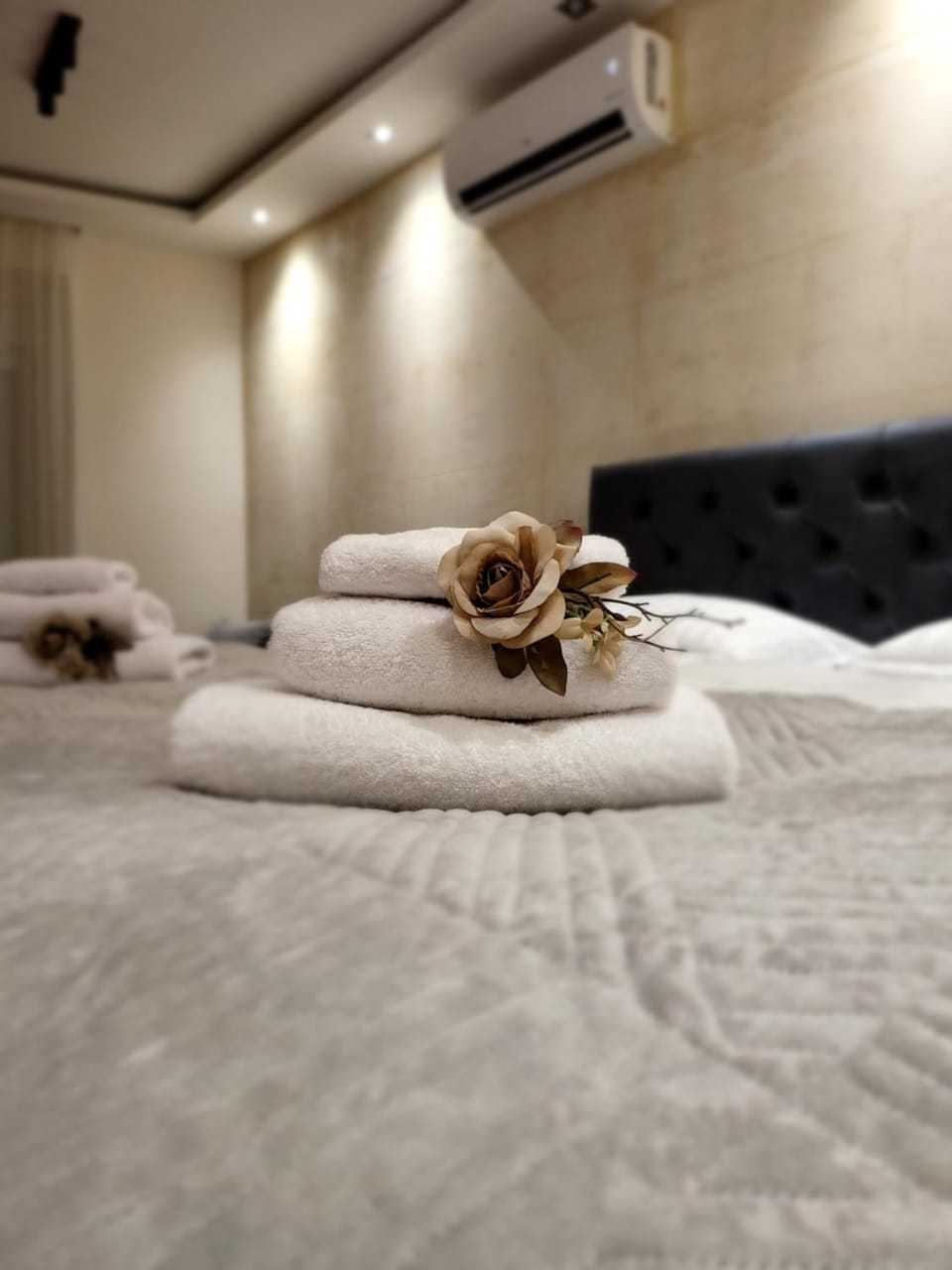 Bed, Bedroom, towels