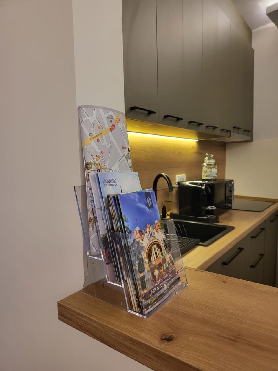 Kitchen or kitchenette, minibar