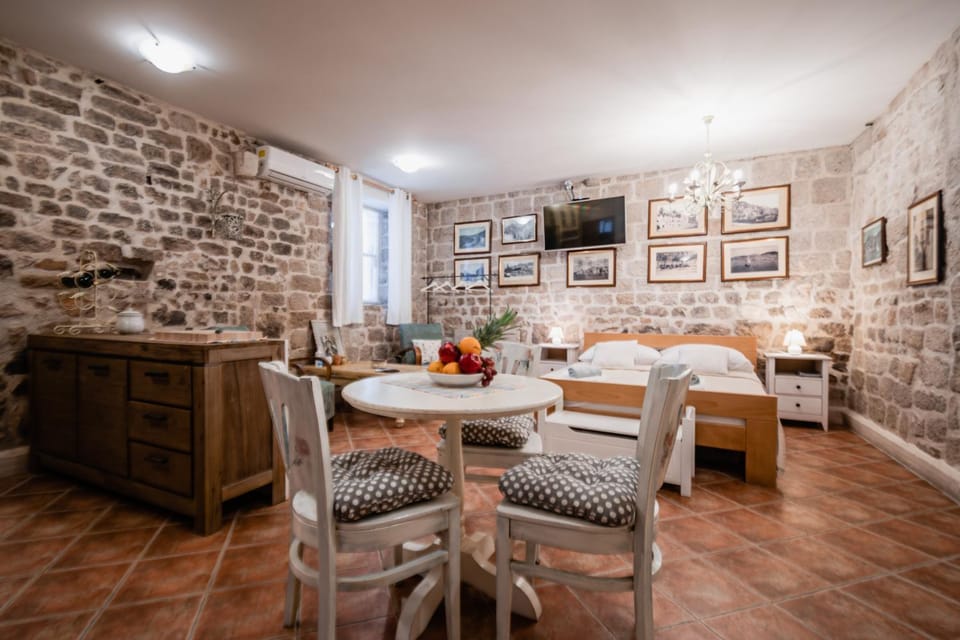 Bed, TV and multimedia, Seating area