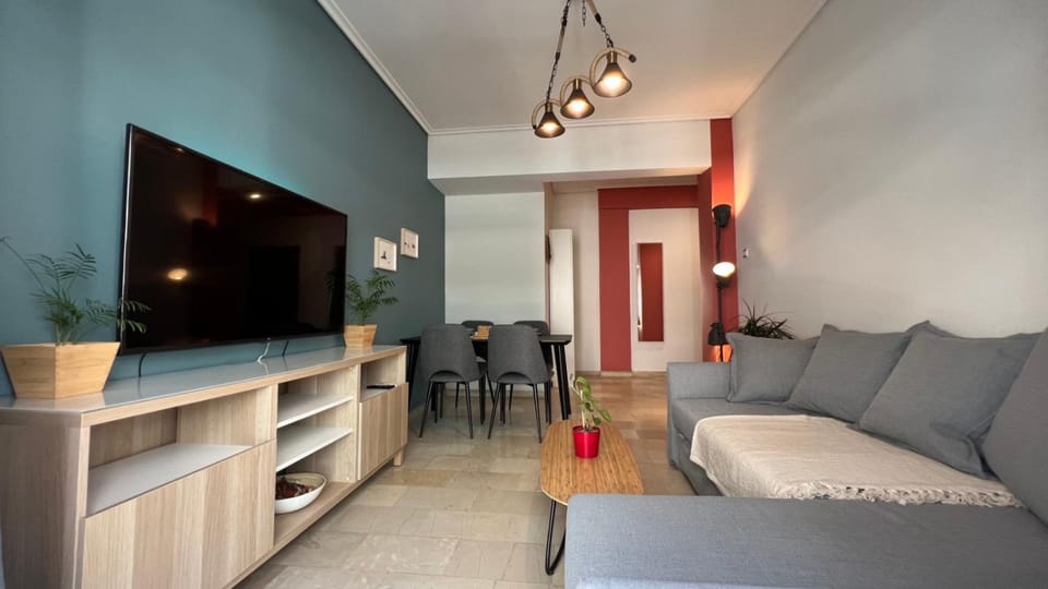 TV and multimedia, Living room, Seating area, Evening entertainment