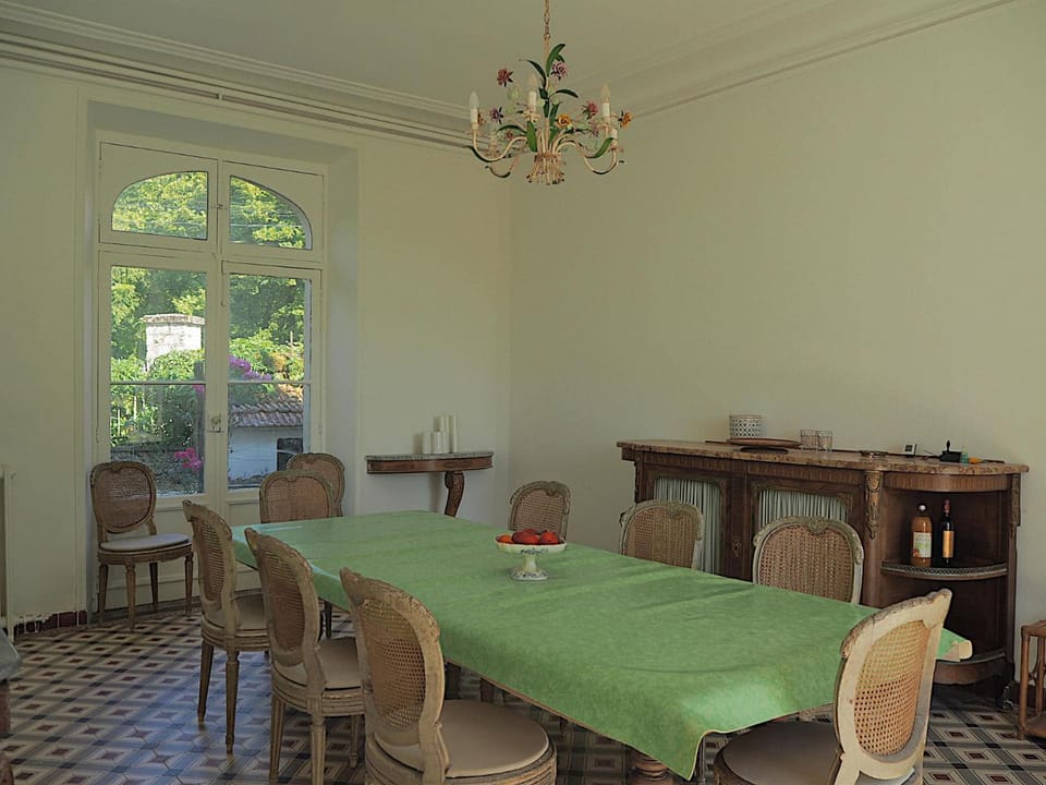 Seating area, Dining area