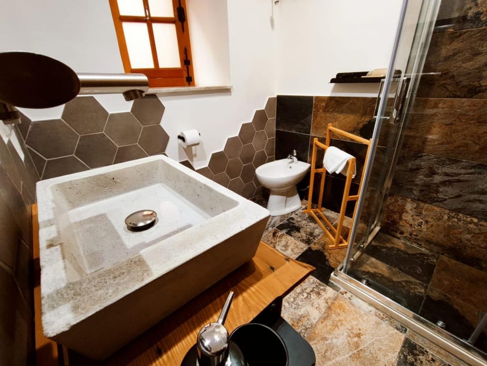 Bathroom, towels