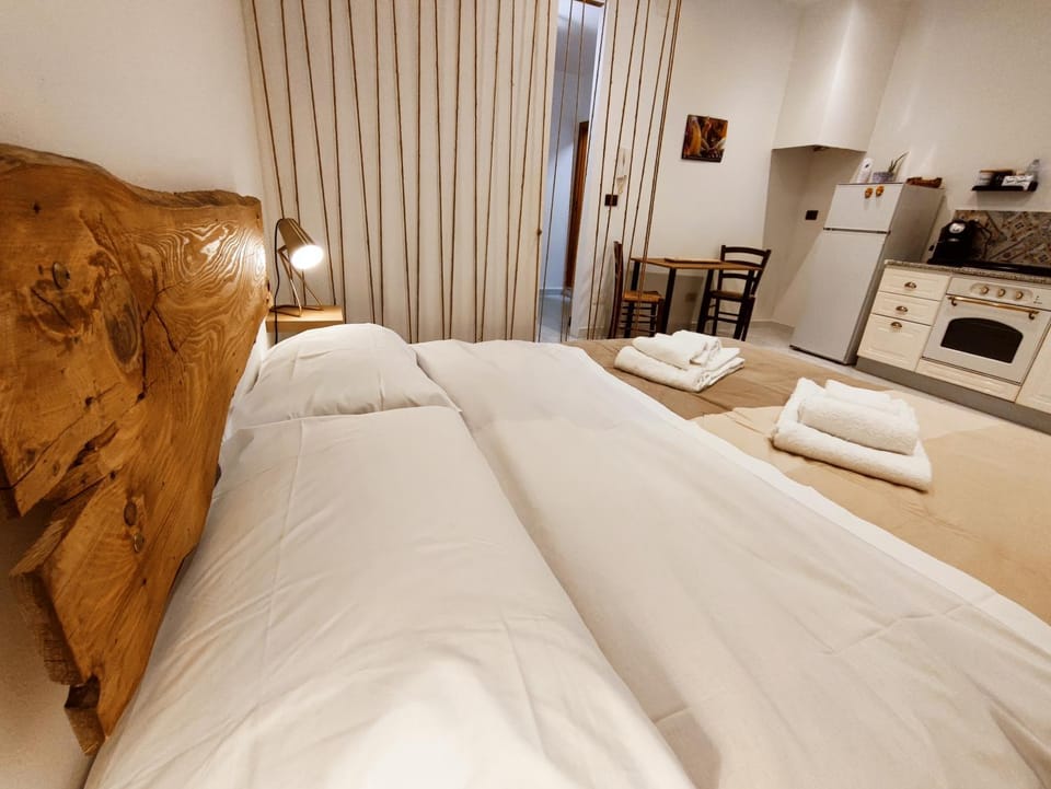 Bedroom, towels