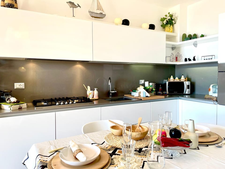 Kitchen or kitchenette, minibar, stove