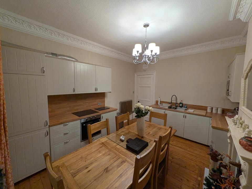 3 Bedroom villa attached to Host home free parking Apartment in Perth